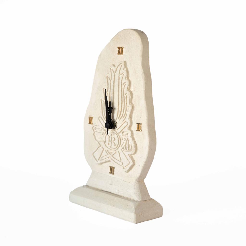 Orologio Da Parete In Pietra Leccese – Scultura Guardia Di Finanza, Lavorato A Mano, Dimensioni 15x5x23 Cm, Decoro Per Casa E Ufficio