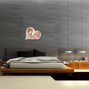 Lupia - Quadro Capezzale Sacra Famiglia, Collezione HEART THE KISS CERAMIC, Stampa Made in Italy, Cordicella a Scomparsa, Dimensioni 40x45 cm forma di Cuore, per camera da letto, soggiorno, Legno mdf del brand Lupia, categoria: Arredo e decorazioni > Decorazioni da parete > Capezzali.