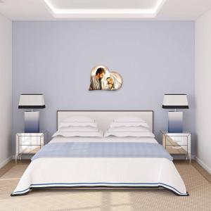 Capezzale sacra famiglia in legno HEART NATIVITY BROWN 40X50 cm del brand Lupia, categoria: Arredo e decorazioni > Decorazioni da parete > Capezzali.