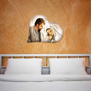 Lupia - Quadro Capezzale Sacra Famiglia HEART NATIVITY BROWN, Design Unico a forma di Cuore in Pannello di Legno, Arredo Camera da Letto, Made in Italy, 50x65 cm, legno mdf del brand Lupia, categoria: Arredo e decorazioni > Decorazioni da parete > Capezzali.