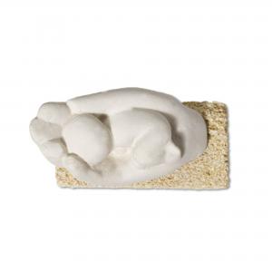 Bomboniera Statuetta NEWBORN Piccola scultura soprammobile per Battesimo nascita in Pietra Leccese 7,5x4 H 6 cm del brand Maestro d'arte De Iaco Alfredo, categoria: Artigianato salentino > Pietra leccese e carparo > Sculture.