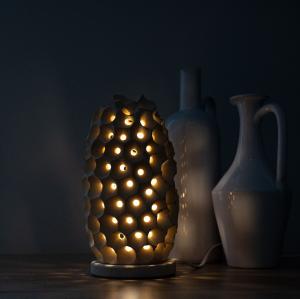 Lampada da terra o tavolo PIGNA NIDO D'APE Media scultura decorazione in Pietra Leccese salentina misure 27 x 12 cm del brand Maestro d'arte De Iaco Alfredo, categoria: Artigianato salentino > Pietra leccese e carparo > Lampade e Orologi.