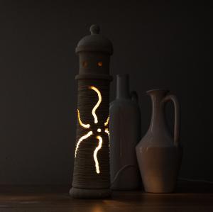 Lampada da terra o tavolo FARO scultura decorazione in Pietra Leccese salentina misure 40 x 11 cm del brand Maestro d'arte De Iaco Alfredo, categoria: Artigianato salentino > Pietra leccese e carparo > Lampade e Orologi.