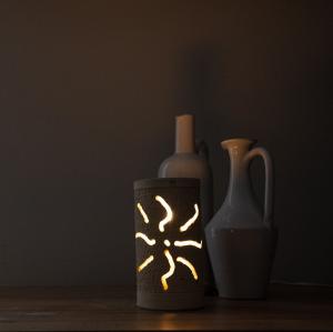 Lampada da terra o tavolo TUBO MARTELLATA Piccola scultura in pietra salentina misure 18 x 11 cm del brand Maestro d'arte De Iaco Alfredo, categoria: Artigianato salentino > Pietra leccese e carparo > Lampade e Orologi.