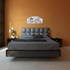 Quadro moderno Capezzale Sacra Famiglia 42x92 cm THE KISS CERAMIC GREY su tavola lavorata del brand Lupia, categoria: Arredo e decorazioni > Decorazioni da parete > Capezzali.