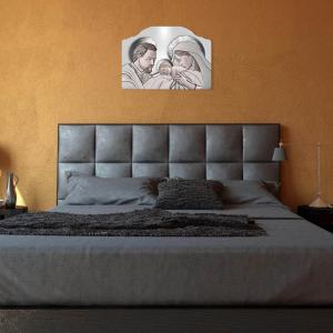 Quadro moderno Capezzale sacra famiglia 46x65 cm THE KISS CERAMIC GREY su tavola lavorata del brand Lupia, categoria: Arredo e decorazioni > Decorazioni da parete > Capezzali.