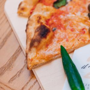 Tagliere da cucina LIGHT in legno grande con manico 16,8x48 cm, Vassoio Aperitivo allungato rettangolare legno di betulla del brand Lupia, categoria: Tavola e cucina > Spianatoie, Taglieri e Vassoi > Taglieri.