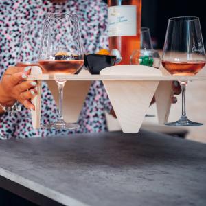 Vassoio PORTA SPRITZ DA TAVOLO 37,5x37,5 Altezza 12 cm Porta calici tagliere per Aperitivo con piedi d'appoggio in legno di betulla del brand Lupia, categoria: Tavola e cucina > Accessori per la Tavola > Centrotavola e alzatine.