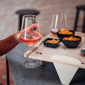 Vassoio PORTA SPRITZ DA TAVOLO 37,5x37,5 Altezza 12 cm Porta calici tagliere per Aperitivo con piedi d'appoggio in legno di betulla del brand Lupia, categoria: Tavola e cucina > Accessori per la Tavola > Centrotavola e alzatine.