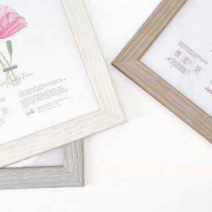 Cornice portafoto in legno da parete Shabby Chic WHITE bianca, per foto, stampe artistiche, poster, quadri moderni - 70x100 cm del brand Lupia, categoria: Arredo e decorazioni > Cornici e Portafoto > Cornici portafoto da parete.