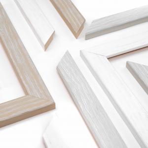 Cornice portafoto in legno da parete Shabby Chic WHITE bianca, per foto, stampe artistiche, poster, quadri moderni - 70x100 cm del brand Lupia, categoria: Arredo e decorazioni > Cornici e Portafoto > Cornici portafoto da parete.