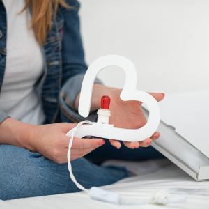 Lampada da tavolo o parete in legno CUORE degli innamorati 21x21 cm LUMINARIA d'arredo pugliese  - Lampadina Bianco Caldo del brand Lupia, categoria: Artigianato salentino > Luminarie Salentine > Luminaria.