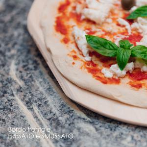 Pala per pizza in Legno di Betulla 29,5x34,8 cm Tagliere Rotondo con manico Paletta da cucina del brand Lupia, categoria: Tavola e cucina > Spianatoie, Taglieri e Vassoi > Taglieri, disponibile su Vorreishop.