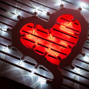 Lampada da Parete in Legno CUORE Grande 52x52 cm LUMINARIA d'arredo pugliese 24 lampadine - Lampadine Colorate del brand Lupia, categoria: Artigianato salentino > Luminarie Salentine > Luminaria.