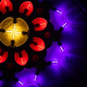 Lampada da Parete in Legno ROSONE con GIGLI Grande 52x52 cm LUMINARIA d'arredo pugliese 28 lampadine - Lampadine Colorate del brand Lupia, categoria: Artigianato salentino > Luminarie Salentine > Luminaria.