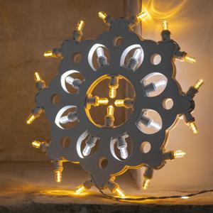 Lampada da Parete in Legno ROSONE con GIGLI Grande 52x52 cm LUMINARIA d'arredo pugliese 28 lampadine - Lampadine Colorate del brand Lupia, categoria: Artigianato salentino > Luminarie Salentine > Luminaria.