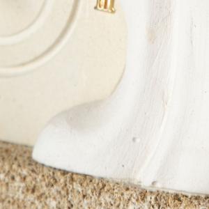 Orologio AMORINI scultura decorazione bomboniera in Carparo e Pietra Leccese salentina misure 19x16 cm del brand Maestro d'arte De Iaco Alfredo, categoria: Artigianato salentino > Pietra leccese e carparo > Lampade e Orologi.