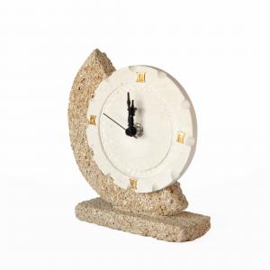 Orologio base con MEZZALUNA scultura decorazione bomboniera in Carparo e Pietra Leccese salentina misure 17 x 17 cm del brand Maestro d'arte De Iaco Alfredo, categoria: Artigianato salentino > Pietra leccese e carparo > Lampade e Orologi.