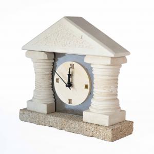 Orologio TEMPIO con COLONNE scultura decorazione bomboniera in Carparo e Pietra Leccese salentina misure 23 x 23 cm del brand Maestro d'arte De Iaco Alfredo, categoria: Artigianato salentino > Pietra leccese e carparo > Lampade e Orologi.