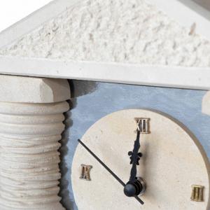 Orologio TEMPIO con COLONNE scultura decorazione bomboniera in Carparo e Pietra Leccese salentina misure 23 x 23 cm del brand Maestro d'arte De Iaco Alfredo, categoria: Artigianato salentino > Pietra leccese e carparo > Lampade e Orologi.