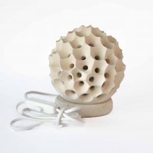 Lampada da terra o tavolo SFERA NIDO D'APE Piccola scultura decorazione in Pietra Leccese salentina misure 14 x 14 cm del brand Maestro d'arte De Iaco Alfredo, categoria: Artigianato salentino > Pietra leccese e carparo > Lampade e Orologi.