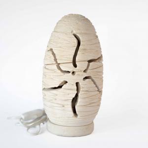 Lampada da terra o tavolo PIGNA SPAZZOLATA Media scultura decorazione in Pietra Leccese salentina misure 27 x 12 cm del brand Maestro d'arte De Iaco Alfredo, categoria: Artigianato salentino > Pietra leccese e carparo > Lampade e Orologi.