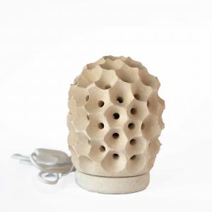 Lampada da terra o tavolo PIGNA NIDO D'APE Piccola scultura decorazione in Pietra Leccese salentina misure 19 x 14 cm del brand Maestro d'arte De Iaco Alfredo, categoria: Artigianato salentino > Pietra leccese e carparo > Lampade e Orologi.