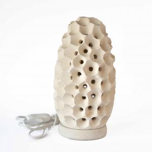 Lampada da terra o tavolo PIGNA NIDO D'APE Grande scultura decorazione in Pietra Leccese salentina misure 35 x 21 cm del brand Maestro d'arte De Iaco Alfredo, categoria: Artigianato salentino > Pietra leccese e carparo > Lampade e Orologi.