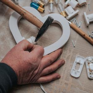 Lampada da tavolo o parete in legno MONGOLFIERA 15,5x2xH23 cm LUMINARIA d'arredo pugliese  - Lampadina Fucsia del brand Lupia, categoria: Artigianato salentino > Luminarie Salentine > Luminaria.