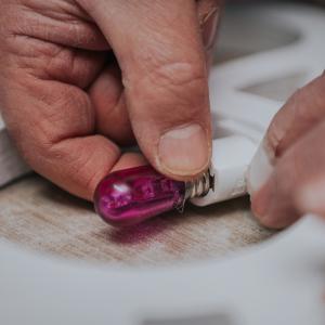 Lampada da tavolo o parete in legno MONGOLFIERA 15,5x2xH23 cm LUMINARIA d'arredo pugliese  - Lampadina Fucsia del brand Lupia, categoria: Artigianato salentino > Luminarie Salentine > Luminaria.