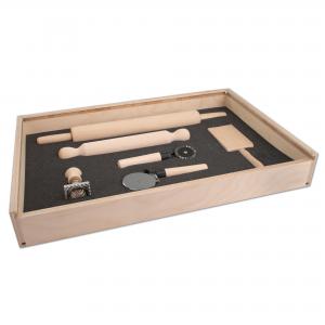 Console Spianatoia Box 59x39 cm set accessori pasta fresca, Spianatoia con Mattarello girevole e fisso, Rotella tagliapasta e zigrinata, Riga gnocchi, Stampo ravioli e Cassetta lievitazione in legno del brand Lupia, categoria: Tavola e cucina > Spianatoie, Taglieri e Vassoi > Spianatoie e Mattarelli.