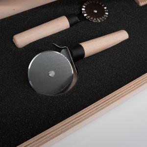 Console Spianatoia Box 59x39 cm set accessori pasta fresca, Spianatoia con Mattarello girevole e fisso, Rotella tagliapasta e zigrinata, Riga gnocchi, Stampo ravioli e Cassetta lievitazione in legno del brand Lupia, categoria: Tavola e cucina > Spianatoie, Taglieri e Vassoi > Spianatoie e Mattarelli.