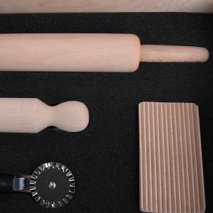 Console Spianatoia Box 59x39 cm set accessori pasta fresca, Spianatoia con Mattarello girevole e fisso, Rotella tagliapasta e zigrinata, Riga gnocchi, Stampo ravioli e Cassetta lievitazione in legno del brand Lupia, categoria: Tavola e cucina > Spianatoie, Taglieri e Vassoi > Spianatoie e Mattarelli.