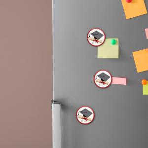 Calamita, MAGNETI in Legno Set da 24 PEZZI D.4,5 cm LAUREA ROSSO, segnaposto ricordino regalo, bomboniera confettata, pensierino del brand Lupia, categoria: Idee regalo e bomboniere > Bomboniere > Bomboniere Segnaposto.