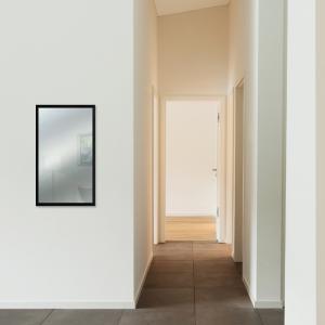 Lupia Specchio da parete moderno 38x63 cm con cornice OPTICAL Nera design sottile in legno del brand Lupia, categoria: Complementi d'arredo > Specchi e specchiere > Specchi da parete.