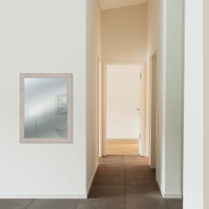 Lupia Specchio da parete moderno 43x69 cm con cornice multicolore BOSTON in legno, design shabby - Beige del brand Lupia, categoria: Complementi d'arredo > Specchi e specchiere > Specchi da parete.