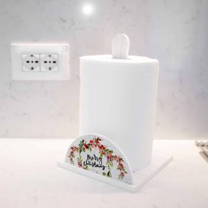 Set 3 pezzi Accessori Cucina di Natale NEW CHRISTMAS A Porta Bicchieri, P. Tovaglioli e P. Rotolo in legno bianco del brand Lupia, categoria: Tavola e cucina > Portabicchieri, Portatovaglioli e Portarotoli > Set Portarotolo, Portatovaglioli e Portabicchieri.