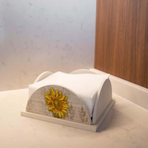 Set 3 pezzi Porta Bicchieri, Porta Tovaglioli e Porta Rotolo in legno SHABBY GIRASOLE del brand Lupia, categoria: Tavola e cucina > Portabicchieri, Portatovaglioli e Portarotoli > Set Portarotolo, Portatovaglioli e Portabicchieri.