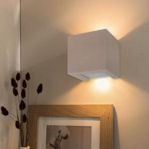 Applique da parete moderna per interno in Pietra Leccese CUBO 14,5x14,5xH15cm per soggiorno, cucina, bagno, camera da letto del brand Lupia, categoria: Artigianato salentino > Pietra leccese e carparo > Lampade e Orologi.