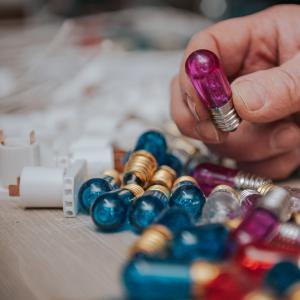 Lampada da tavolo in Legno ALBERO DI NATALE Classico 48x19xH69 cm LUMINARIA d'arredo pugliese 12 lampadine colorate del brand Lupia, categoria: Idee regalo e bomboniere > Oggettistica > Natale.