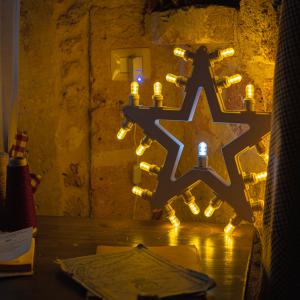 Lampada da parete in Legno STELLA DI NATALE 44x42 cm LUMINARIA d'arredo pugliese 21 lampadine colorate del brand Lupia, categoria: Artigianato salentino > Luminarie Salentine > Luminaria.