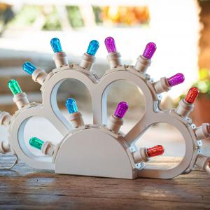 Lampada da tavolo in Legno MARGHERITA DELL'AMORE Arcobaleno mezzo rosone 46x26 cm LUMINARIA d'arredo pugliese 16 lampadine colorate del brand Lupia, categoria: Artigianato salentino > Luminarie Salentine > Luminaria.