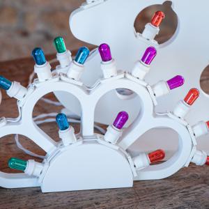 Lampada da tavolo in Legno MARGHERITA DELL'AMORE Arcobaleno mezzo rosone 46x26 cm LUMINARIA d'arredo pugliese 16 lampadine colorate del brand Lupia, categoria: Artigianato salentino > Luminarie Salentine > Luminaria.