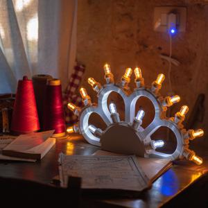 Lampada da tavolo in Legno MARGHERITA BIANCA mezzo rosone 46x26 cm LUMINARIA d'arredo pugliese 16 lampadine bianche calde e fredde del brand Lupia, categoria: Artigianato salentino > Luminarie Salentine > Luminaria.