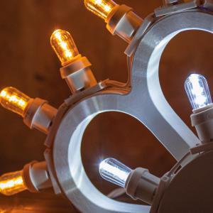 Lampada da tavolo in Legno MARGHERITA BIANCA mezzo rosone 46x26 cm LUMINARIA d'arredo pugliese 16 lampadine bianche calde e fredde del brand Lupia, categoria: Artigianato salentino > Luminarie Salentine > Luminaria.