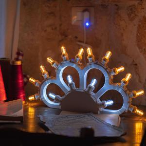 Lampada da tavolo in Legno MARGHERITA BIANCA mezzo rosone 46x26 cm LUMINARIA d'arredo pugliese 16 lampadine bianche calde e fredde del brand Lupia, categoria: Artigianato salentino > Luminarie Salentine > Luminaria.