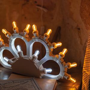 Lampada da tavolo in Legno MARGHERITA BIANCA mezzo rosone 46x26 cm LUMINARIA d'arredo pugliese 16 lampadine bianche calde e fredde del brand Lupia, categoria: Artigianato salentino > Luminarie Salentine > Luminaria.