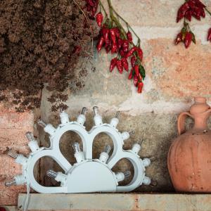 Lampada da tavolo in Legno MARGHERITA BIANCA mezzo rosone 46x26 cm LUMINARIA d'arredo pugliese 16 lampadine bianche calde e fredde del brand Lupia, categoria: Artigianato salentino > Luminarie Salentine > Luminaria.