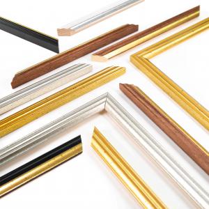 Cornice portafoto in legno da parete scura Nera con profilo Oro BLACK GOLD, per foto, stampe artistiche, poster, quadri moderni - 10x15 cm del brand Lupia, categoria: Arredo e decorazioni > Cornici e Portafoto > Cornici portafoto da parete.