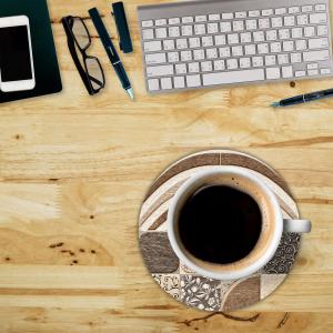 Sottotutto decorato con stampa a colori in Legno ROTONDO Sotto bicchiere, piatto, pentola con varie dimensioni - diam. 32 cm LEAVES MIX del brand Lupia, categoria: Tavola e cucina > Accessori per la Tavola > Sottopentole, Sottopiatti e Sottobicchieri.